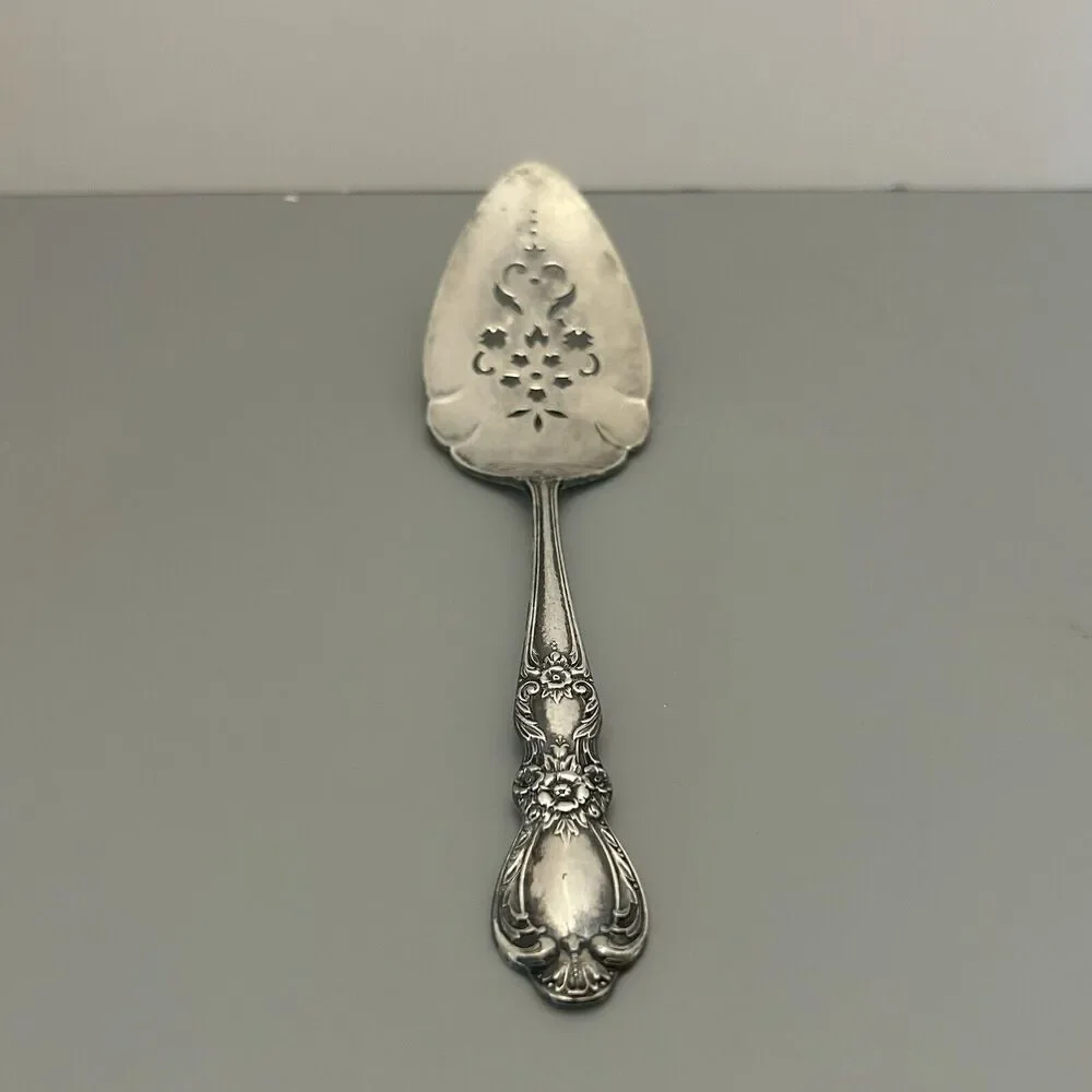 1847 Rogers Bros IS Silver Plated Heritage 1953 Pierced Pie/Cake Server